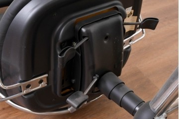 中古　美品　高級品!!　ドイツ　インタースツール(Interstuhl)　柔らかな光沢のあるレザーが上品なヘッドレスト付きオフィスチェア　定価71万円相当　(R-085234)