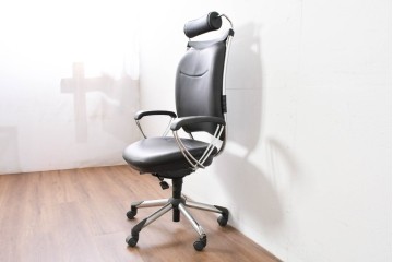 中古　美品　高級品!!　ドイツ　インタースツール(Interstuhl)　柔らかな光沢のあるレザーが上品なヘッドレスト付きオフィスチェア　定価71万円相当　(R-085234)