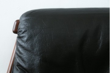 北欧ヴィンテージ　スウェーデン　G-Mobel社　包み込むようなデザインの本革パーソナルチェア　(R-085235)