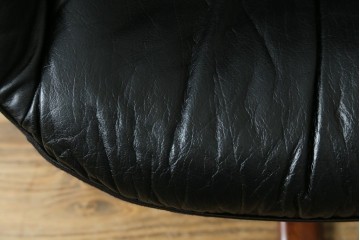 北欧ヴィンテージ　スウェーデン　G-Mobel社　包み込むようなデザインの本革パーソナルチェア　(R-085235)