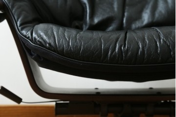 北欧ヴィンテージ　スウェーデン　G-Mobel社　包み込むようなデザインの本革パーソナルチェア　(R-085235)