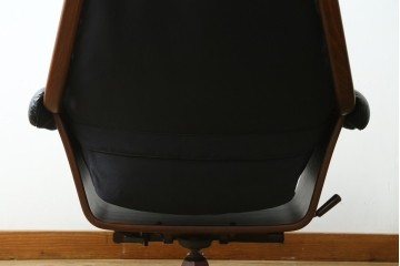 北欧ヴィンテージ　スウェーデン　G-Mobel社　包み込むようなデザインの本革パーソナルチェア　(R-085235)