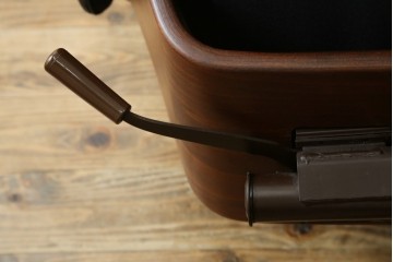 北欧ヴィンテージ　スウェーデン　G-Mobel社　包み込むようなデザインの本革パーソナルチェア　(R-085235)