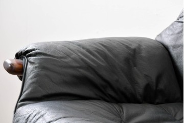 北欧ヴィンテージ　スウェーデン　G-Mobel社　包み込むようなデザインの本革パーソナルチェア　(R-085235)