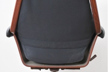 北欧ヴィンテージ　スウェーデン　G-Mobel社　包み込むようなデザインの本革パーソナルチェア　(R-085235)