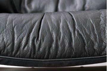 北欧ヴィンテージ　スウェーデン　G-Mobel社　包み込むようなデザインの本革パーソナルチェア　(R-085235)