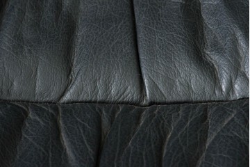 北欧ヴィンテージ　スウェーデン　G-Mobel社　包み込むようなデザインの本革パーソナルチェア　(R-085235)