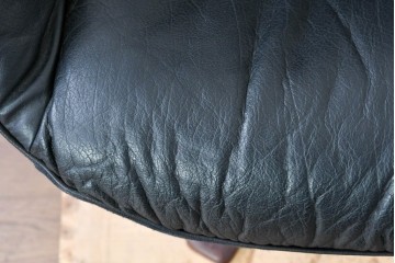 北欧ヴィンテージ　スウェーデン　G-Mobel社　包み込むようなデザインの本革パーソナルチェア　(R-085235)