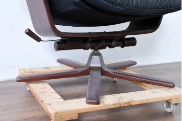 北欧ヴィンテージ　スウェーデン　G-Mobel社　包み込むようなデザインの本革パーソナルチェア　(R-085235)