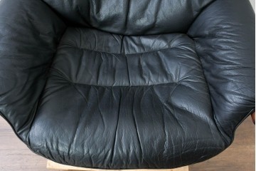 北欧ヴィンテージ　スウェーデン　G-Mobel社　包み込むようなデザインの本革パーソナルチェア　(R-085235)