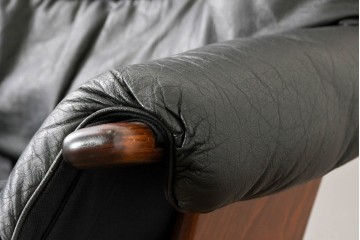 北欧ヴィンテージ　スウェーデン　G-Mobel社　包み込むようなデザインの本革パーソナルチェア　(R-085235)