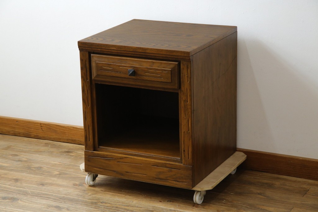 アメリカヴィンテージ　美品　DREXEL HERITAGE(ドレクセルヘリテイジ)　直線的でシンプルなデザインのサイドテーブル　(R-085236)