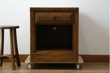 アメリカヴィンテージ　美品　DREXEL HERITAGE(ドレクセルヘリテイジ)　直線的でシンプルなデザインのサイドテーブル　(R-085236)