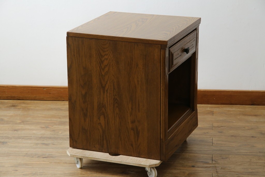 アメリカヴィンテージ　美品　DREXEL HERITAGE(ドレクセルヘリテイジ)　直線的でシンプルなデザインのサイドテーブル　(R-085236)