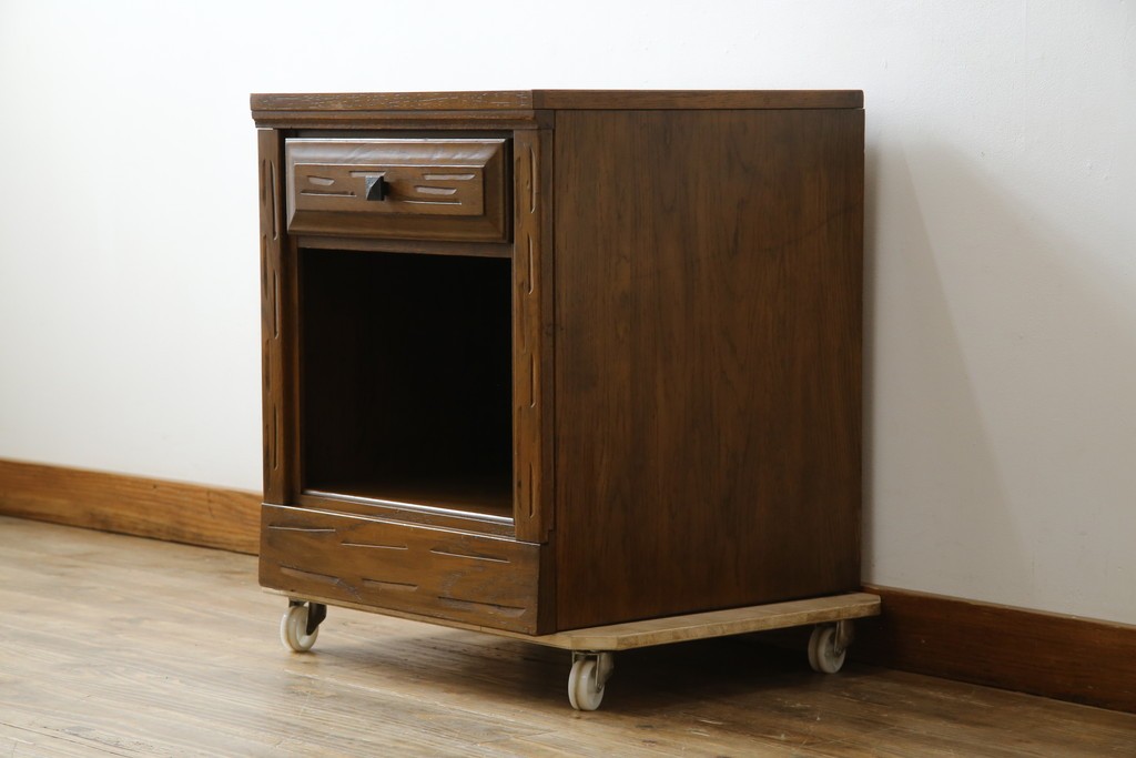 アメリカヴィンテージ　美品　DREXEL HERITAGE(ドレクセルヘリテイジ)　直線的でシンプルなデザインのサイドテーブル　(R-085236)