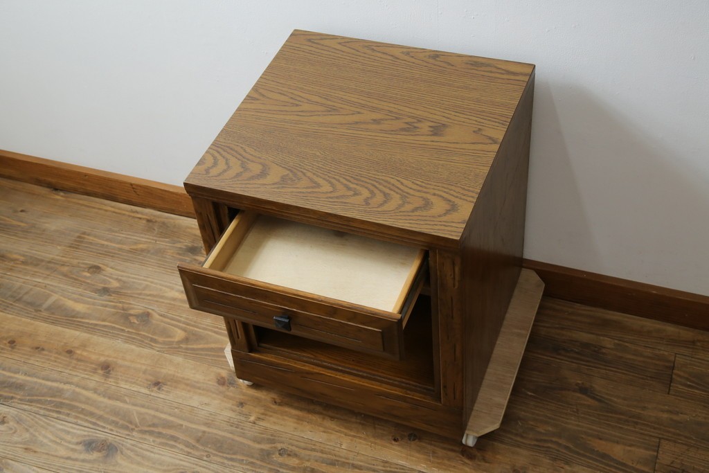 アメリカヴィンテージ　美品　DREXEL HERITAGE(ドレクセルヘリテイジ)　直線的でシンプルなデザインのサイドテーブル　(R-085236)