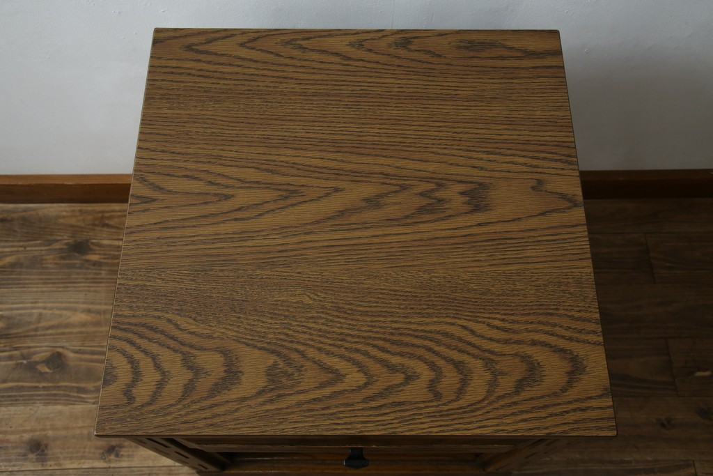 アメリカヴィンテージ　美品　DREXEL HERITAGE(ドレクセルヘリテイジ)　直線的でシンプルなデザインのサイドテーブル　(R-085236)