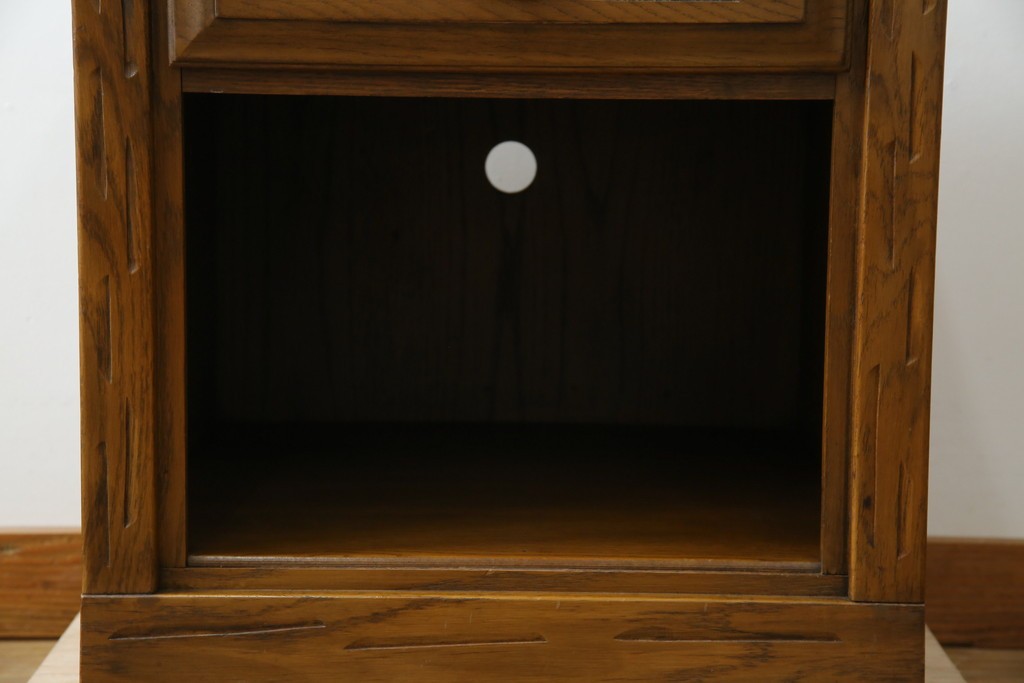 アメリカヴィンテージ　美品　DREXEL HERITAGE(ドレクセルヘリテイジ)　直線的でシンプルなデザインのサイドテーブル　(R-085236)