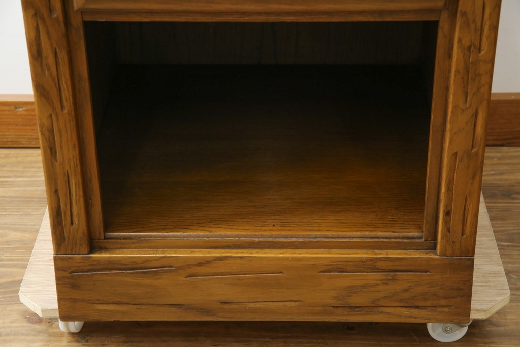 アメリカヴィンテージ　美品　DREXEL HERITAGE(ドレクセルヘリテイジ)　直線的でシンプルなデザインのサイドテーブル　(R-085236)