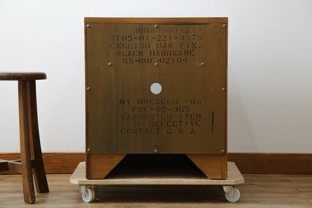 アメリカヴィンテージ　美品　DREXEL HERITAGE(ドレクセルヘリテイジ)　直線的でシンプルなデザインのサイドテーブル　(R-085236)