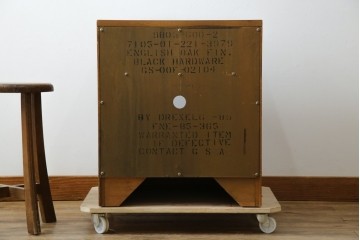 アメリカヴィンテージ　美品　DREXEL HERITAGE(ドレクセルヘリテイジ)　直線的でシンプルなデザインのサイドテーブル　(R-085236)