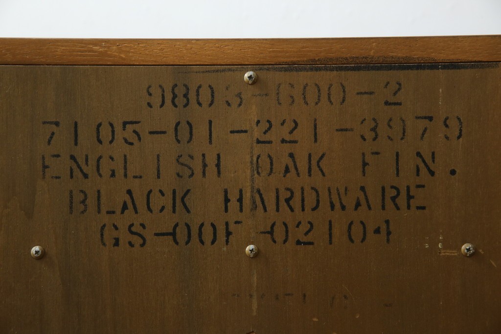 アメリカヴィンテージ　美品　DREXEL HERITAGE(ドレクセルヘリテイジ)　直線的でシンプルなデザインのサイドテーブル　(R-085236)