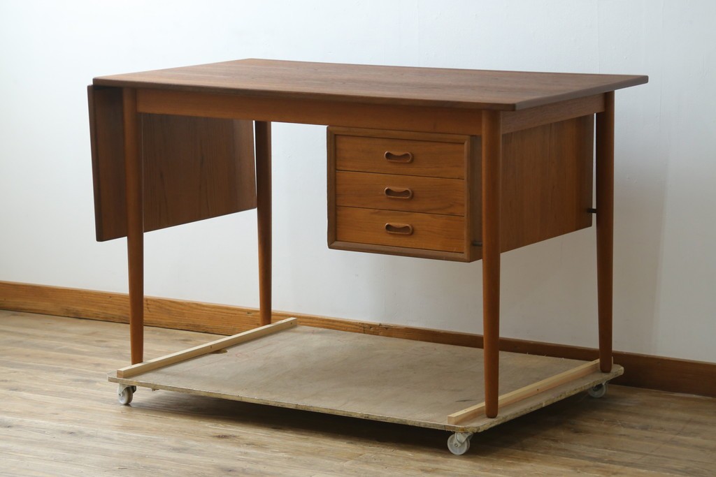 デンマークヴィンテージ　希少!!　アルネ・ヴォッダー(Arne Vodder)デザイン　洗練されたミッドセンチュリースタイルの拡張天板付きパートナーデスク　(R-085237)