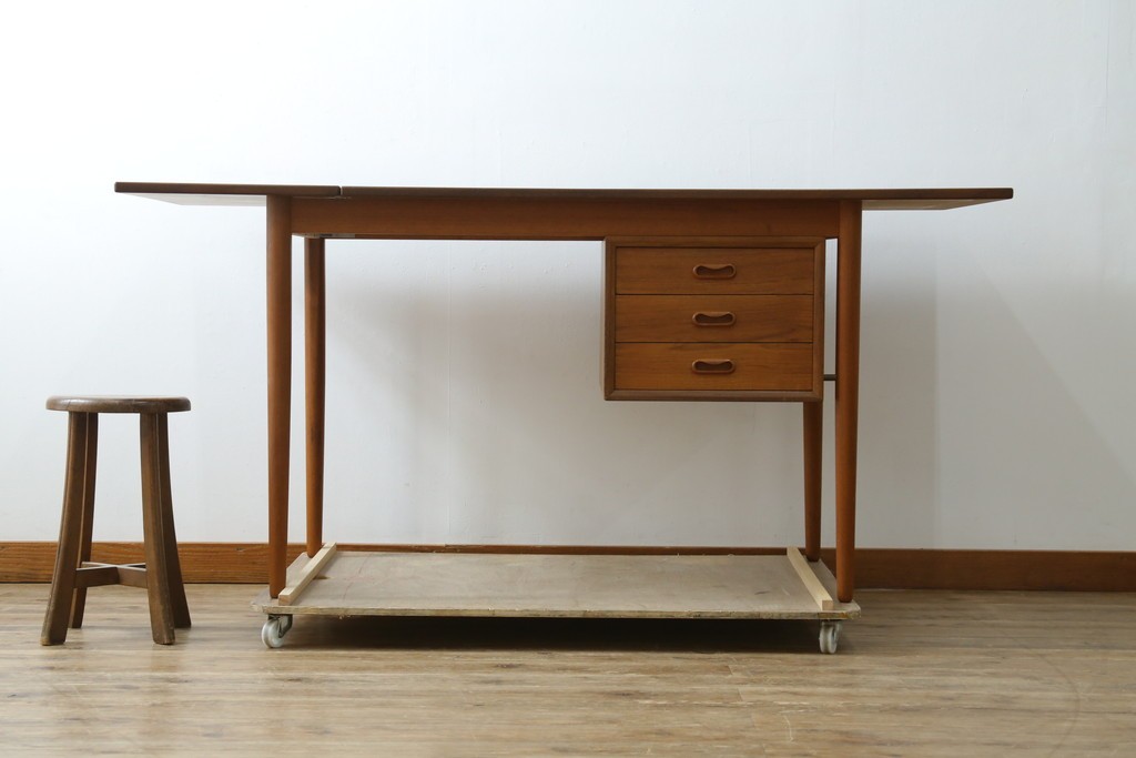 デンマークヴィンテージ　希少!!　アルネ・ヴォッダー(Arne Vodder)デザイン　洗練されたミッドセンチュリースタイルの拡張天板付きパートナーデスク　(R-085237)