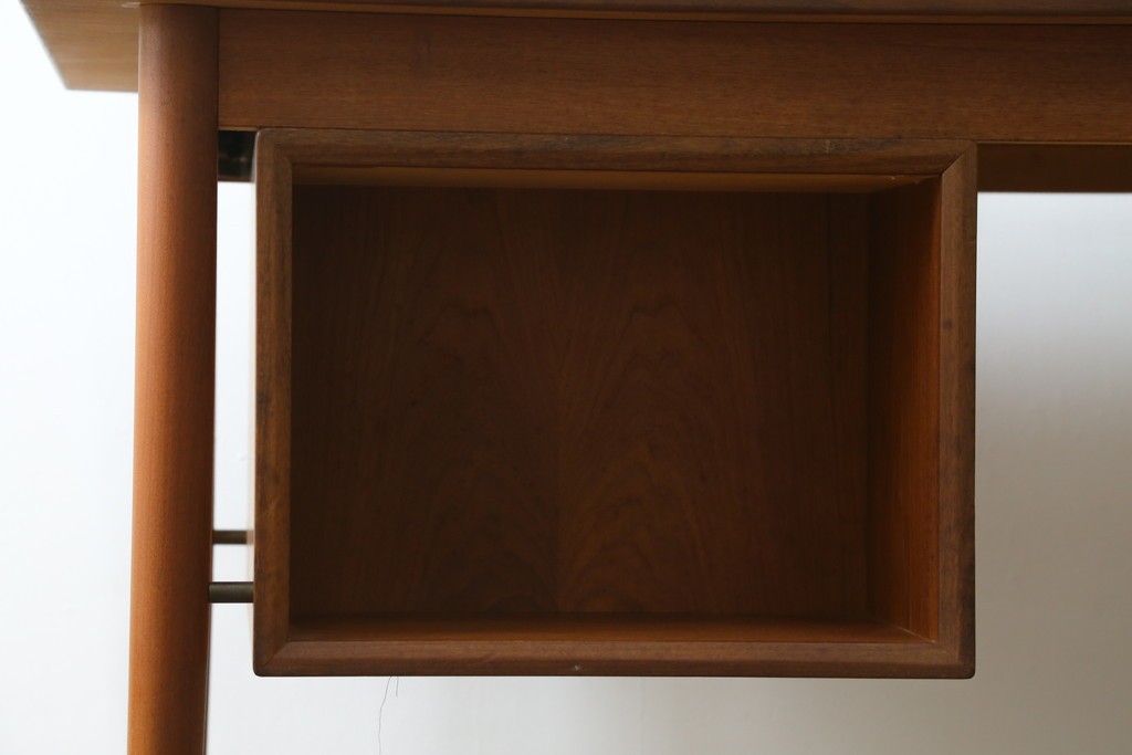 デンマークヴィンテージ　希少!!　アルネ・ヴォッダー(Arne Vodder)デザイン　洗練されたミッドセンチュリースタイルの拡張天板付きパートナーデスク　(R-085237)