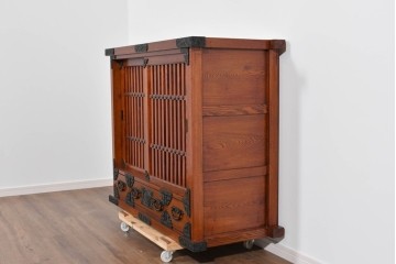 中古　超美品　上品な佇まいの格子引戸付き水屋箪笥サイドボード　(R-085239)