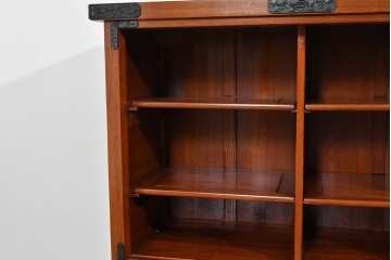 中古　超美品　上品な佇まいの格子引戸付き水屋箪笥サイドボード　(R-085239)