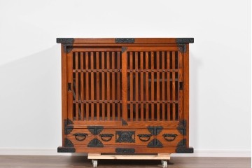 中古　超美品　上品な佇まいの格子引戸付き水屋箪笥サイドボード　(R-085239)