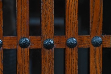 中古　超美品　上品な佇まいの格子引戸付き水屋箪笥サイドボード　(R-085239)