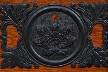 中古　超美品　上品な佇まいの格子引戸付き水屋箪笥サイドボード　(R-085239)