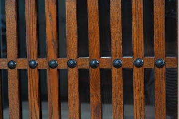 中古　超美品　上品な佇まいの格子引戸付き水屋箪笥サイドボード　(R-085239)