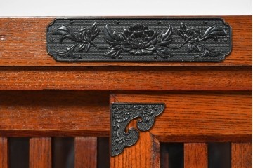 中古　超美品　上品な佇まいの格子引戸付き水屋箪笥サイドボード　(R-085239)