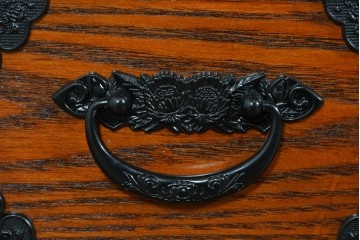 中古　超美品　上品な佇まいの格子引戸付き水屋箪笥サイドボード　(R-085239)