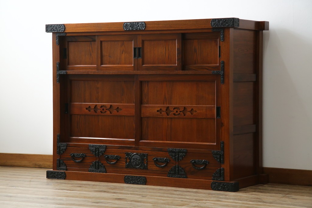 中古　超美品!　引き戸に施された透かし彫りがアクセントの水屋箪笥　(R-085241)