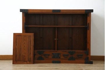 中古　超美品!　引き戸に施された透かし彫りがアクセントの水屋箪笥　(R-085241)