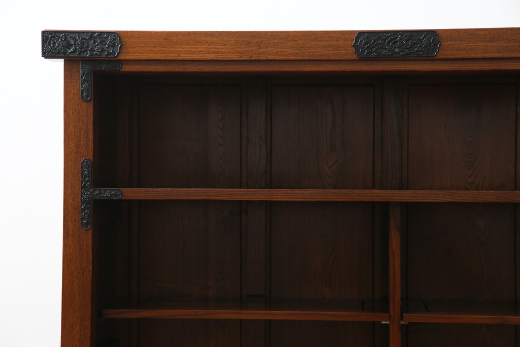 中古　超美品!　引き戸に施された透かし彫りがアクセントの水屋箪笥　(R-085241)