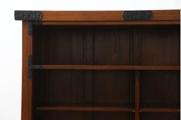 中古　超美品!　引き戸に施された透かし彫りがアクセントの水屋箪笥　(R-085241)