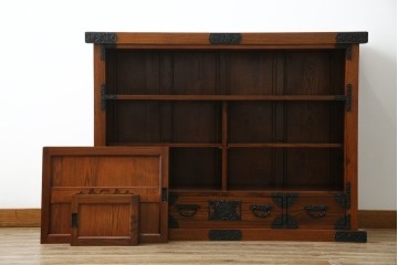 中古　超美品!　引き戸に施された透かし彫りがアクセントの水屋箪笥　(R-085241)