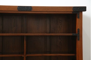 中古　超美品!　引き戸に施された透かし彫りがアクセントの水屋箪笥　(R-085241)