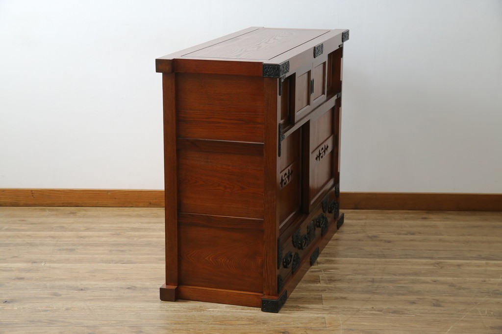 中古　超美品!　引き戸に施された透かし彫りがアクセントの水屋箪笥　(R-085241)