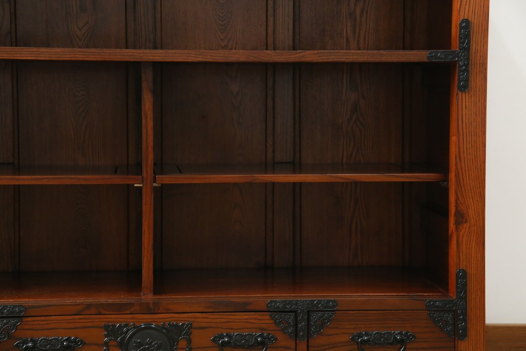 中古　超美品!　引き戸に施された透かし彫りがアクセントの水屋箪笥　(R-085241)