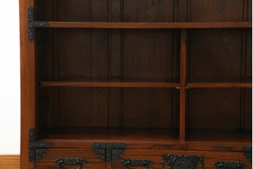 中古　超美品!　引き戸に施された透かし彫りがアクセントの水屋箪笥　(R-085241)