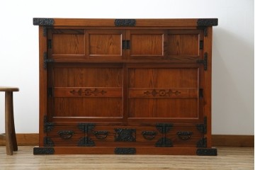 中古　超美品!　引き戸に施された透かし彫りがアクセントの水屋箪笥　(R-085241)