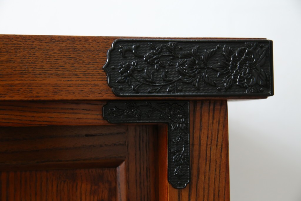 中古　超美品!　引き戸に施された透かし彫りがアクセントの水屋箪笥　(R-085241)