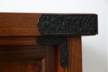 中古　超美品!　引き戸に施された透かし彫りがアクセントの水屋箪笥　(R-085241)