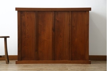 中古　超美品!　引き戸に施された透かし彫りがアクセントの水屋箪笥　(R-085241)